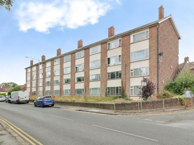 Southend Road, Stanford Le Hope SS17, 2 bed flat to rent, £1,500 pcm | PrimeLocation