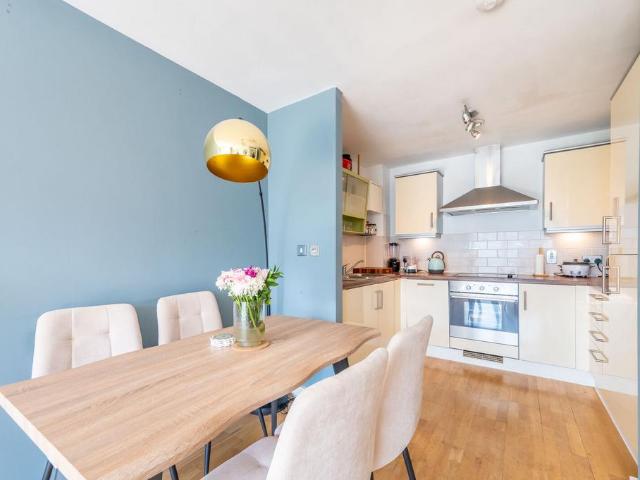 Southern Row, North Kensington. 1 bed flat to rent £2,500 pcm £577 pw