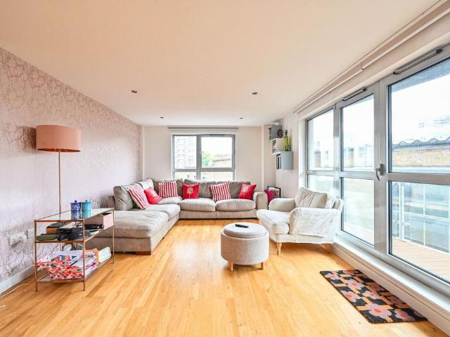 Southgate Road, De Beauvoir Town. 2 bed flat to rent £4,750 pcm £1,096 pw