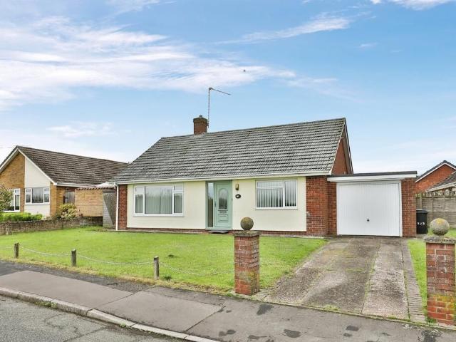 Southlands, Swaffham PE37, 2 bed bungalow to rent, £1,150 pcm | PrimeLocation