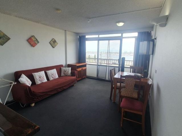 Southport Broadwater unit with uninterrupted water views!