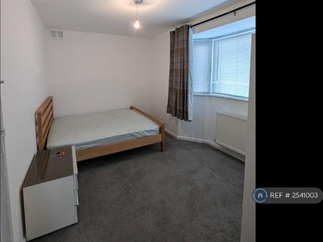 Southville Road, Feltham, TW14 3 bed semi detached house to rent £2,350 pcm £542 pw
