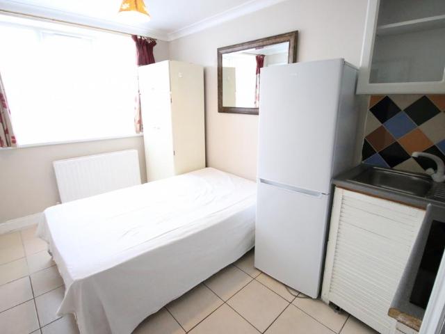 Southville Road, FELTHAM, Greater. Studio to rent £1,000 pcm £231 pw