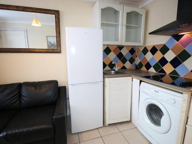 Southville Road, FELTHAM, Middlesex. Studio to rent £850 pcm £196 pw
