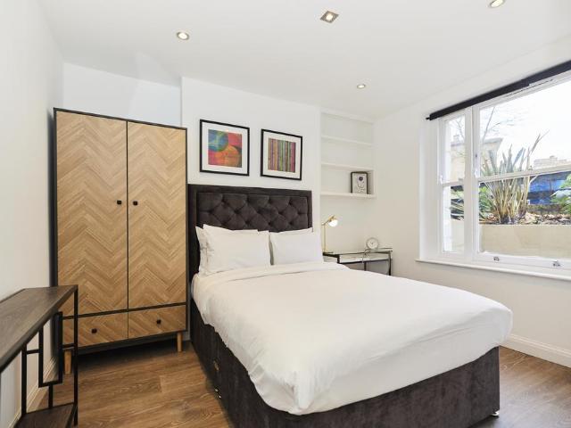 Southwark Park Road, SE16 2 bed flat to rent £3,750 pcm £865 pw
