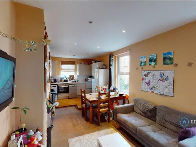 Southwell Road, London, SE5 5 bed flat to rent £5,087 pcm £1,174 pw
