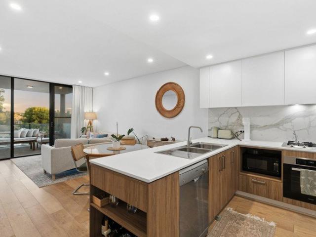 SOUGHT AFTER COMPLEX. UNBEATABLE LOCATION