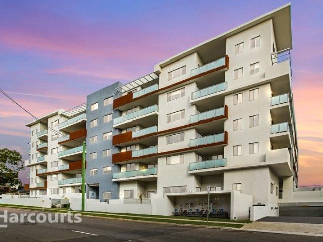 Sought After Aspire Building, Stunning 2 Bed + Study Nook Layout