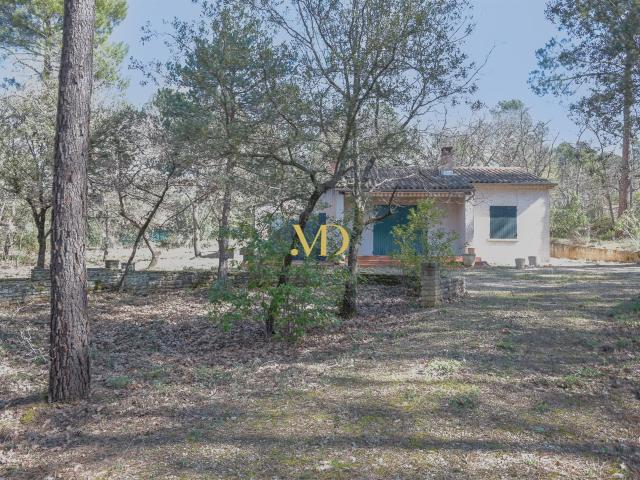 Sous Offre / Maison à rénover sur un magnifique terrain arbo. 85m² Saint Saturnin lès Apt