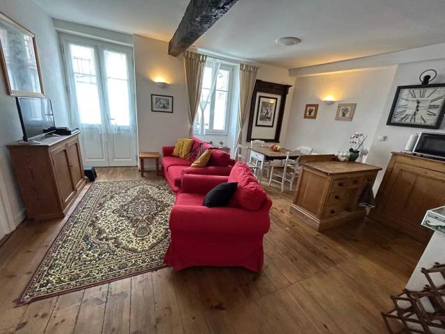 SOUS OFFRE Maison de ville attrayante avec unité commerciale