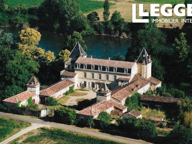 Château érigé au XVIIIe siècle en bordure de rivière, avec ses dépendances