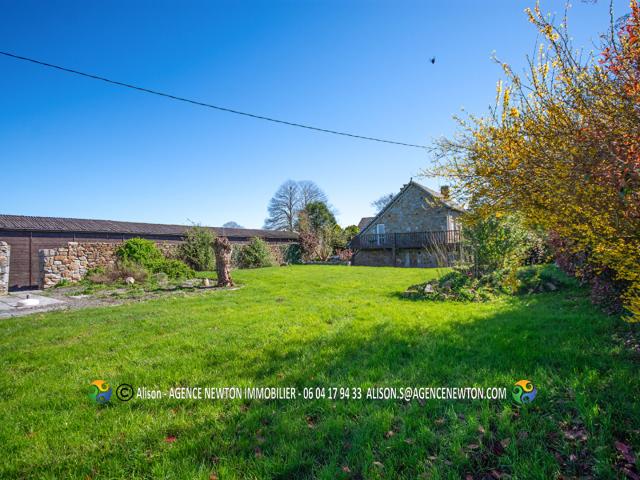 SOUS COMPROMIS ILLE ET VILAINE, BRETAGNE, près de Saint James, maison de campagne individuelle de 3 chambres, écuries, 8340m2 de terrain