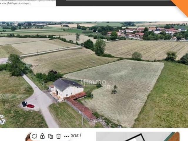 Sous Compromis: l'Ancien Café du village, doté d'un Grand terra