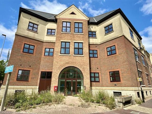 Sovereign Court, 182 High Street. 1 bed apartment to rent £800 pcm £185 pw