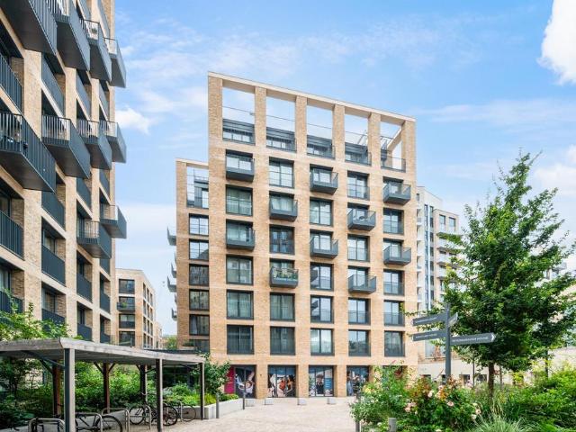 Sovereign Court, Jubilee Walk. 2 bed flat to rent £4,299 pcm £992 pw