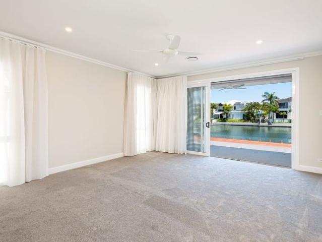 SOVEREIGN ISLANDS PRIME LOCATION HAMPTON STYLE HOME