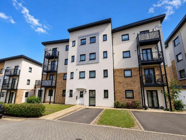 Sovereign Place, Hatfield, AL9 2 bed apartment to rent £1,550 pcm £358 pw