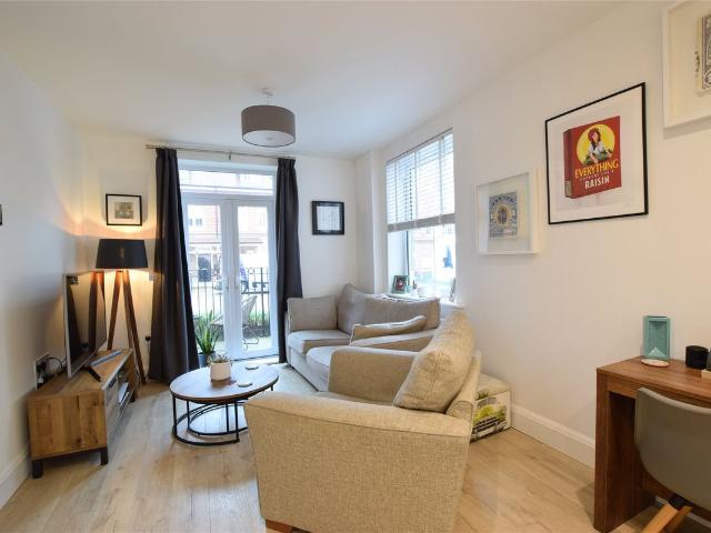Sovereign Place, Tunbridge Wells, Kent TN4, 2 bed flat to rent, £1,750 pcm | PrimeLocation