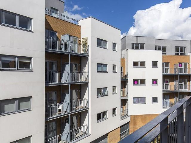 Sovereign Way, Tonbridge TN9 2 bed apartment to rent £1,550 pcm £358 pw