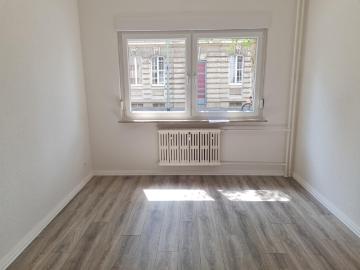 Sowas gibt es selten! Renovierte 2 Zimmer Wohnung im Erdgeschoss mit kleinem Wintergarten!