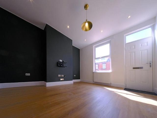 Sowood Street, Leeds LS4 2 bed terraced house to rent £1,175 pcm £271 pw
