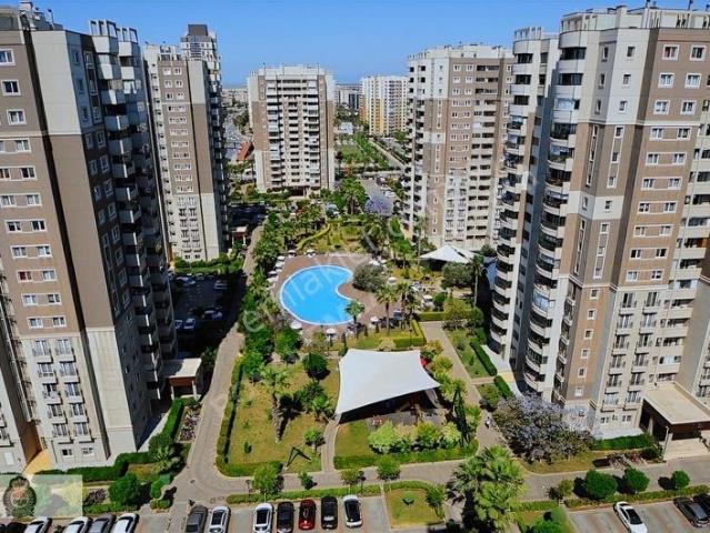 Soyak Mavişehir'de Eşyalı Havuz Manzaralı 1+1 Kiralık Daire