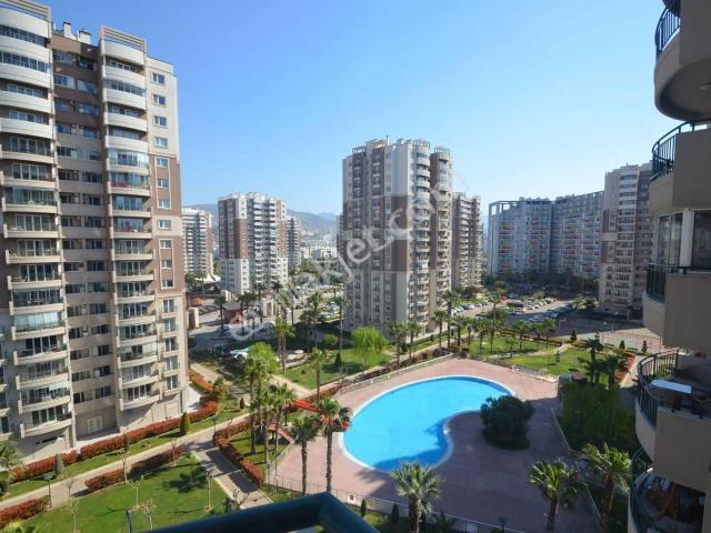 Soyak Mavişehir'de Boş, Havuz Manzaralı Kiralık 4+1 Daire
