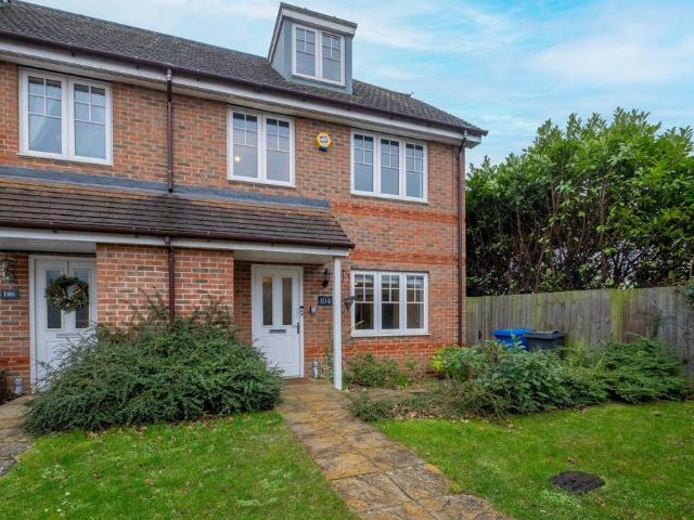 SL6 Larchfield Rd 104 4 bed semi detached house to rent £4,500 pcm £1,038 pw