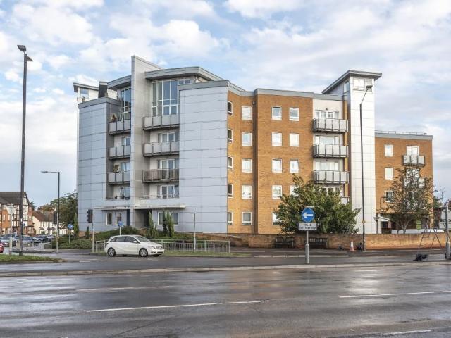 Slough, Berkshire SL1, 1 bed flat to rent, £1,250 pcm | PrimeLocation