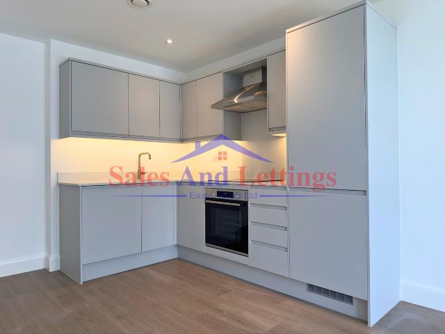 Slough SL1, 1 bed flat to rent, £1,250 pcm | PrimeLocation