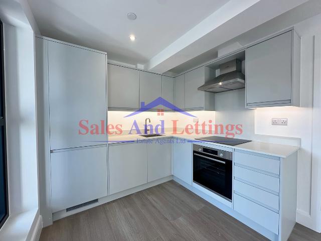 Slough SL1, 1 bed flat to rent, £1,250 pcm | PrimeLocation