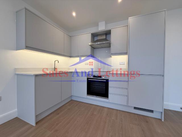 Slough SL1, 1 bed flat to rent, £1,400 pcm | PrimeLocation