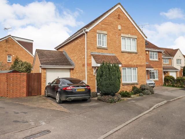 Slough SL3 3 bed detached house to rent £2,300 pcm £531 pw