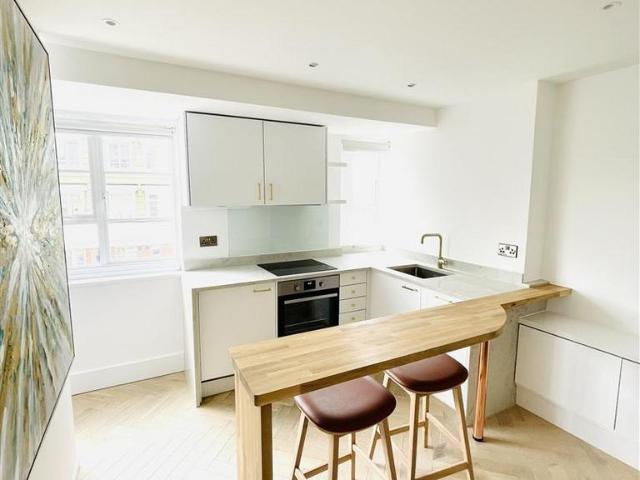 Sloane Avenue, London 1 bed apartment to rent £2,999 pcm £692 pw