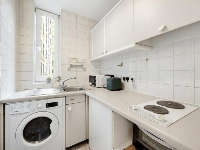 Sloane Avenue, London 1 bed flat to rent £2,817 pcm £650 pw