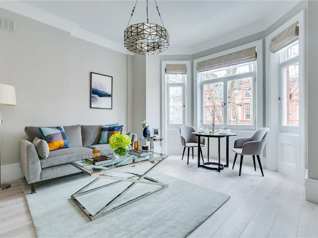 Sloane Gardens, London SW1W, 2 bed flat to rent, £5,200 pcm | PrimeLocation