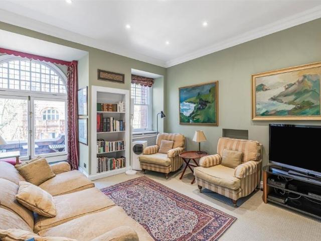 Sloane Gardens, London, SW1W 3 bed maisonette to rent £8,000 pcm £1,846 pw