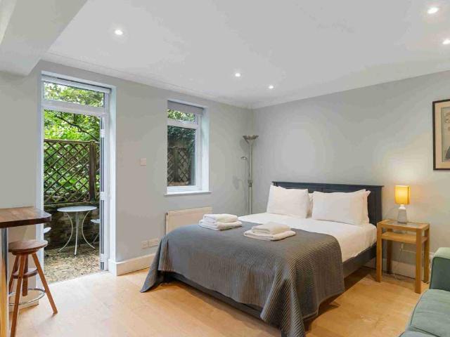Sloane Square Studio with private balcony and communal gardens Cliveden House