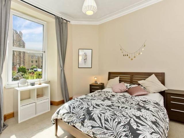 Slateford Road, Slateford, Edinburgh. 1 bed flat to rent £1,025 pcm £237 pw