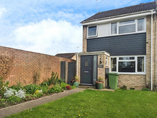 Slattenham Close, Aylesbury HP19 3 bed semi detached house to rent £1,550 pcm £358 pw