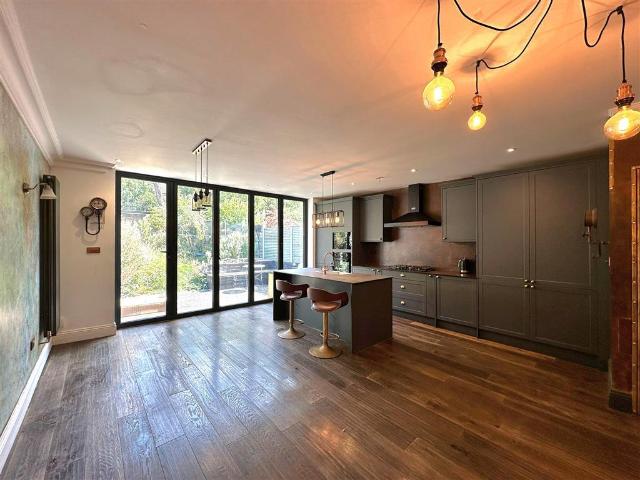 Slades Gardens, ENFIELD 3 bed house to rent £3,000 pcm £692 pw