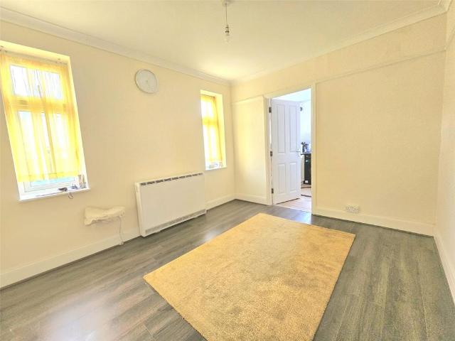 Slewins Lane, Hornchurch, RM11 2 bed apartment to rent £1,550 pcm £358 pw