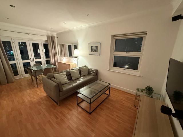 Sleek 2 bedroom Whitechapel flat
