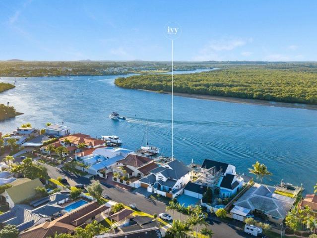 Sleek Three Level Family Entertainer On Main River!