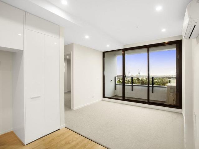 Sleek Two Bedroom In Malvern East