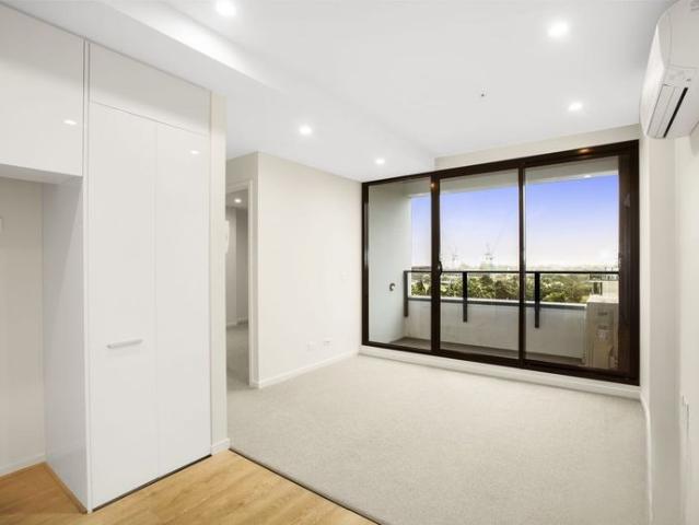 Sleek Two Bedroom In Malvern East