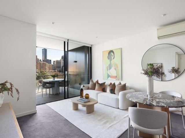 Sleek Urban Oasis with City Views in Prime Locale 150m to Oxford Street