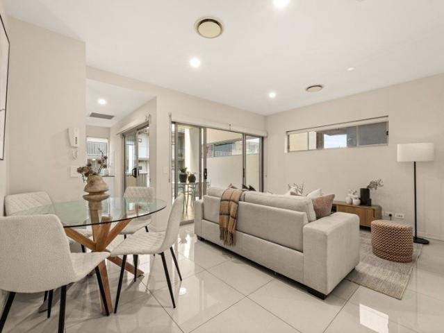 SLEEK & VIBRANT INNER CITY LIFESTYLE