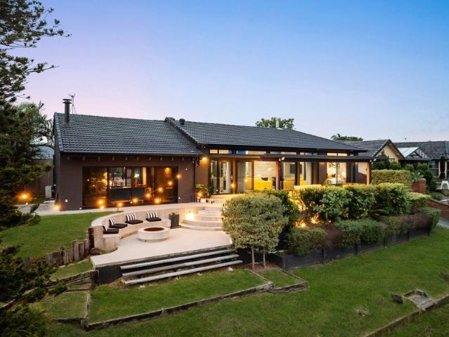 Sleek Waterfront Sanctuary Where Modern Design Meets Effortless Living
