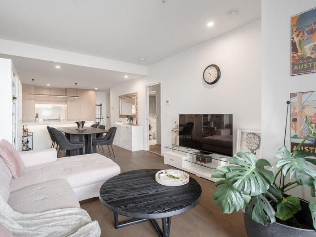 SLEEK SOPHISTICATION WITH SKYLINE VIEWS AND RARE DUAL CAR PARK SPOTS